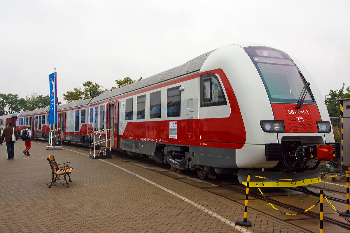 
Von dem slowakischem Hersteller ZOŠ Vrútky wurde der Niederflur-Dieseltriebzug ZSSK 861 014-3 „REGIOMOVER“ (95 56 7 861 014-3 SK- ZSSK) für die ZSSK  (Železničná spoločnosť Slovensko, a.s. / deutsch Eisenbahngesellschaft Slowakei AG) wurde auf der Innotrans Berlin 2014 (hier 26.09.2014) präsentiert.

Der dreiteilige Dieseltriebzug REGIOMOVER mit dieselhydraulischer Leistungsübertragung ist zum Teil als Niederflurfahrzeug gebaut, besteht aus drei Teilen, und zwar aus zwei Triebwagen und einem getriebenen Mittelwagen. Entwickelt und gebaut wird er von ŽOS Vrútky a.s. in Vrútky.

Er ist für den Betrieb auf überregionalen und regionalen Strecken mit der Spurweite von 1.435 mm bestimmt. Er kann auf der Strecke eine maximale Steigung von 40‰ überwinden.

Die Dieseltriebeinheit kann auch  in einer Doppel-, bzw. Dreifachtraktion betrieben werden. Die Triebwagen sind mit dem Mittelwagen über das Laufdrehgestell mittels Gummi-Metall-Gelenk verbunden, welches neben der Verbindungs-  auch die Drehfunktion sichert. Die ganze Einheit ist auf dem Lauf- als auch auf dem Triebdrehgestell pneumatisch gefedert. 
Bei der Einheit sind zwei Drehgestelltypen verwendet worden. Es gibt zwei Triebdrehgestelle, die unterhalb der Triebwagenstirnseiten angeordnet sind und zwei Jacobs-Laufdrehgestelle, welche die Endteile von Triebwagenkästen mit dem Mittelwagenkasten verbinden.

Die Einheit verfügt über vier Bremssysteme: 
Hydrodynamischer Retarder;
direkt wirkende elektropneumatische Bremse:
Federspeicherbremse und 
indirekt wirkende pneumatische Bremse. 

Die Traktionsleistung der Einheit beträgt min. 800 kW. 
Im Fahrgastraum ist ein Informationssystem mit optischer und akustischer Anzeige einzelner Bahnhöfe und Überwachungs-Kamerasystem vorhanden. Der Innenraum ist mit den in Seitenbodenkanälen angeordneten Warmwasserheizkörpern beheizt. Alle Fahrgasträume sind klimatisiert, Führerräume haben unabhängige separate Klimaanlagen. Die Heizungs- bzw. Klimaanlageregelung erfolgt durch Mikroprozessorregler und Raumtemperaturfühler. Die großflächigen Fenster sichern den Fahrgästen eine gute Aussicht aus der Dieseltriebeinheit. Im Einstiegraum des Mittelwagens gibt es eine Beförderungsmöglichkeit für Fahrgäste im Rollstuhl, Kinderwagen, Fahrräder und übermäßiges Gepäck. Die große Vorschiebetür ermöglicht einen schnellen Fahrgastwechsel.

Aus der Sicht der klimatischen und geografischen Bedingungen kann das Fahrzeug im Temperaturbereich von -25°C bis + 40°C bis zur Meereshöhe von 1.100 m (Klasse 1, laut STN EN 50 125-1) und bis zur durchschnittlichen jährlichen relativen Luftfeuchte von 75% betrieben werden.

Technische Daten: 
Bestellte Triebzüge: 12 (ZSSK)
Spurweite: 1.435  mm
Achsanordnung: B'2'2'B'
Länge über Puffer:  58.800  mm
Maximale Breite:  2.849  mm
Maximale Höhe:  4.300  mm
Achsabstand im Triebdrehgestell:  2.600  mm
Achsabstand im Laufdrehgestell:  2.800  mm
Nenndurchmesser der Drehgestellräder:  850 mm / 770 mm
Anzahl der Sitzplätze:  168 feste Sitze und 9 Klappsitze
Kleinster befahrbarer Gleisbogen (in Streckengeschwindigkeit):  150  m
Maximale Steigung:  40‰
Motoren: 2 Stück MAN 12-Zylinder-Diesel-Bahnmotor D2862 LE633
Leistung der Verbrennungsmotoren:  2 x 588 kW (800 PS)
Höchstgeschwindigkeit : 140 km/h

Quelle: http://www.zos-vrutky.sk
