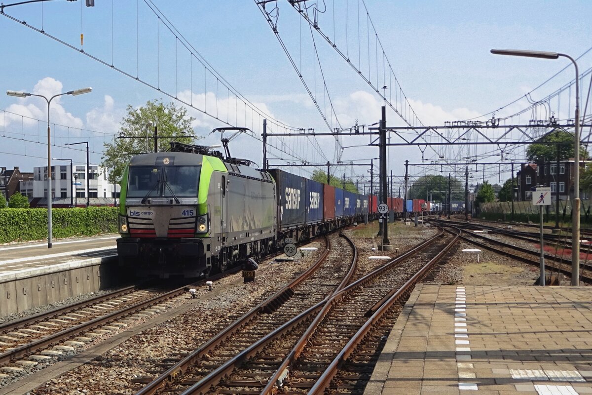 Von Genua via die Schweiz (Lötschberg), Baden-Württemberg, entlang die Rhein nach Rotterdam-Kijfhoek fahrt am 18 Mai 2019 BLS 475 415 -ohne Lokwechsel! Am diesen Tag wurde die 475 418 in Dordrecht auf den Chip gebrannt.