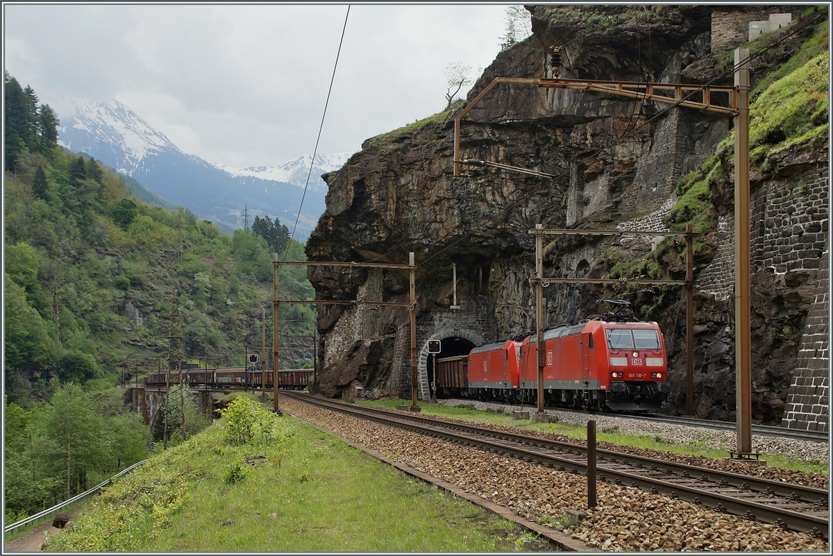 Von Rodi-Fiesso durch die Dazio Grande nach Faido: In der Gegenrichtung streben zwei DB 185 mit ihrem Güterzug und zeigen auf ihrer Fahrt die interessanate Streckenführung des bergwärtsführenden Gleises durch den kurzen Boscerina Tunnel. 
6. Mai 2014