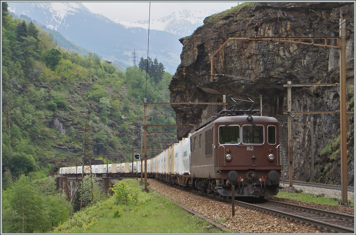 Von Rodi-Fiesso durch die Dazio Grande nach Faido: Die BLS Re 4/4 162 als  Schublok  eines Talwärts fahrenden Güterzuges beim interessanten Streckenabschnitt zwischen dem Prato Kehrtunnel und der Polmengobrücke.
6. Mai 2014