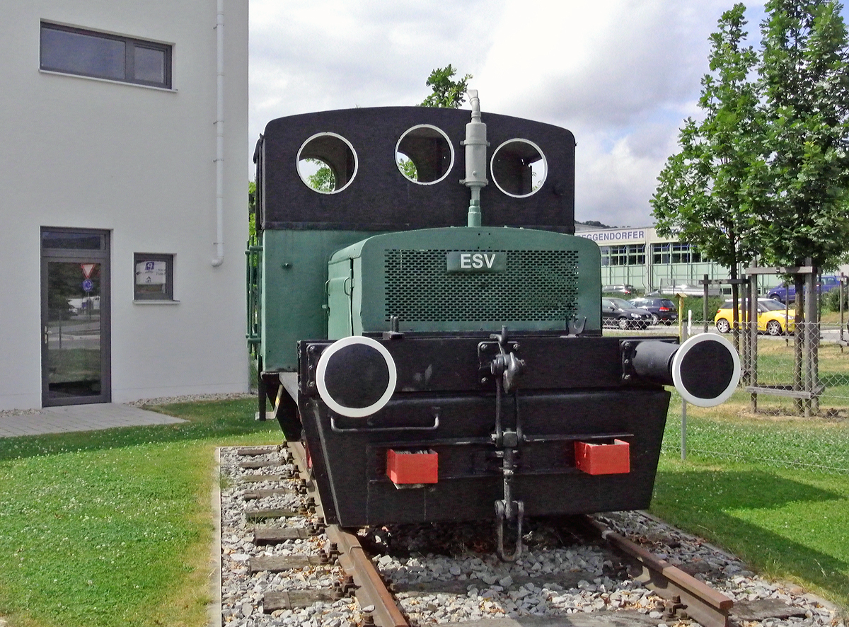 
Von vorne:
Die Denkmallok Deutz OMZ 117 R vom Eisenbahner Sportverein Deggendorf e. V. (ESV) am 10.07.2015 in Deggendorf. 
Aufnahme Friedel Rickes, Text und Bearbeitung Armin Schwarz.

Die kleine Rangierlok wurde 1941 von der Klöckner-Humboldt-Deutz AG in Köln unter der Fabriknummer 42824 für die Weser-Flugzeugbau GmbH in Bremen, als Lok 1, gebaut. Im Jahre 1953 kam sie dann zur Sünchinger Stärkefabrik GmbH in die Oberpfalz. Dort erhielt sie auch 1959 eine Remotorisierung mit einem Deutz-Motor A2L 514 und fuhr so bis zur Abstellung 1981. Die Aufstellung als Denkmal beim ESV - Eisenbahner-Sport-Verein e. V. in Deggendorf  erfolgte dann 1983.

Diese Lok gehört zur 1931/32 entstandenen OM-Reihe der Humboldt-Deutzmotoren AG in Köln, die nach 1938 als Klöckner-Humboldt-Deutz AG firmierte. Das O steht hierbei für die Motortypenreihe und das M für wassergekühlt. Weiterhin entnehmen wir der Deutz typischen Bauartbezeichnung dem Z die Anzahl von zwei Zylindern, der 1 die Entwicklungsstufe, der 17 den Kolbenhub in cm und dem R den Verwendungszweck als normalspurige Rangierlok. Von dem Typ OMZ 117 R wurden 117 Exemplare gebaut.

Charakteristisch für die OM-Reihe waren stehende Zweitaktmotoren, Viergang-Handhebel-Schaltgetriebe und Stangenantrieb. Geliefert wurden die OMZ117 R mit 7,9 und 10t Dienstgewicht.

TECHNISCHE DATEN der OMZ 117 R in ursprünglicher  Ausführung:
Spurweite: 1.435 mm (Normalspur)
Achsfolge: B
Leitungsübertragung: Zahnräder und Kette auf eine Achse und Stangenantrieb
Länge über Puffer:  4.620 mm
Achsstand : 1.600 mm
größte Breite:  2.550 mm
größte Höhe über Schienenoberkante:  2.800 mm
Dienstgewicht:  10 t
Motor: wassergekühlter 2-Zylinder-Zweitakt-Dieselmotor vom Typ Deutz OMZ 117 
Leistung:  24 PS
Drehzahl: 700 U/min
Getriebe: mechanisches Deutz Vierganggetriebe
Geschwindigkeit: 2,5 bis 11 km/h
Baujahre: 1932 – 1942