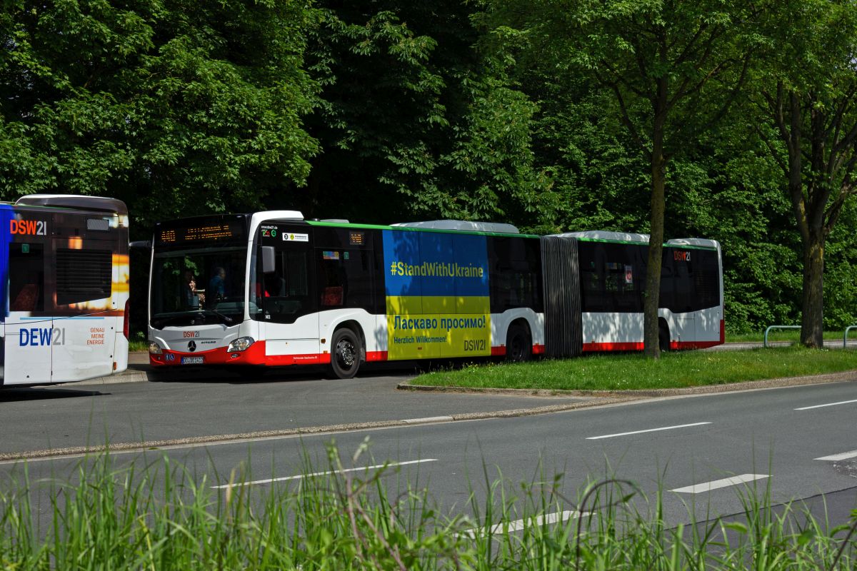 Vor dem Betriebshof Br�nninghausen befindet sich eine vom restlichen Stra�enverkehr abgetrennte Haltestelle, die l�ngere Haltezeiten etwa zum Personalwechsel erm�glicht. Wagen 1412 steht dort am 10.05.14 hinter einem weiteren nur teilweise sichtbaren Bus auf der Linie 440.