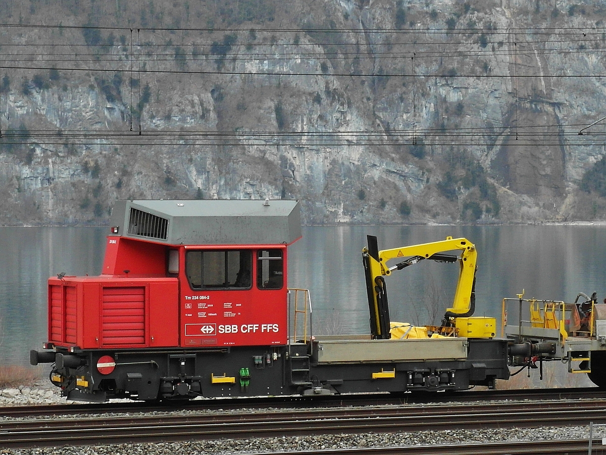 Vor dem Walensee hat bei Unterterzen Tm 234 084-2 am 16.03.2014 Sonntagsruhe.