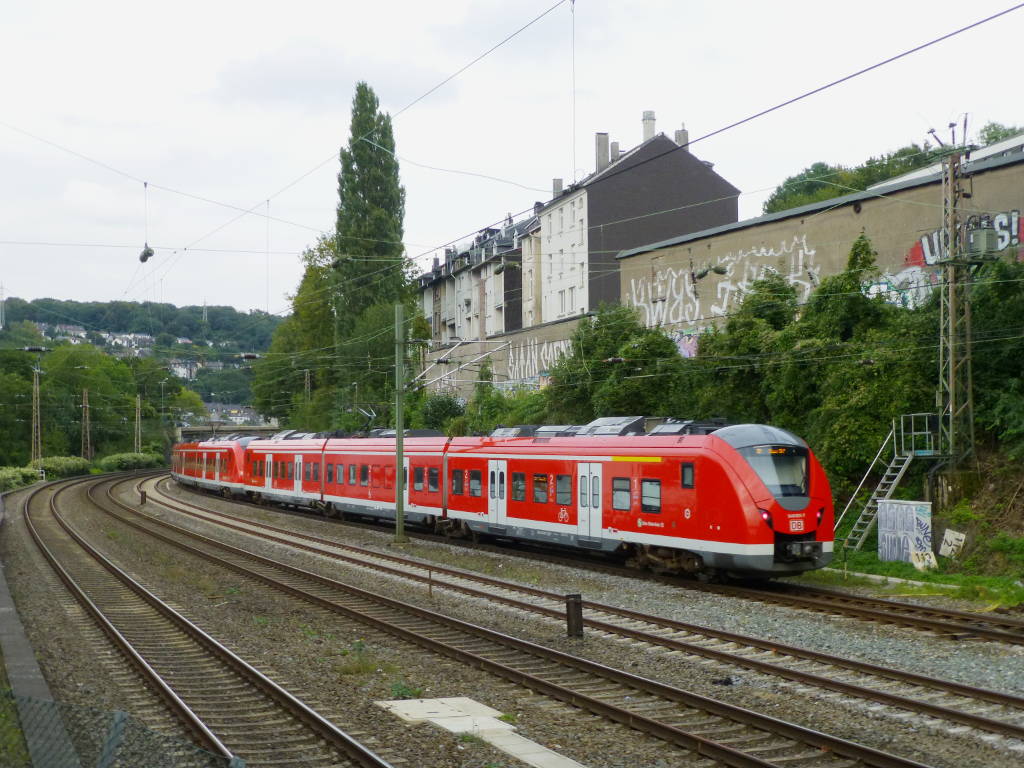 Vor den Häuserrückseiten der Tiergartenstraße fährt dieses Pärchen 440 als S8 vorbei, 21.9.15.