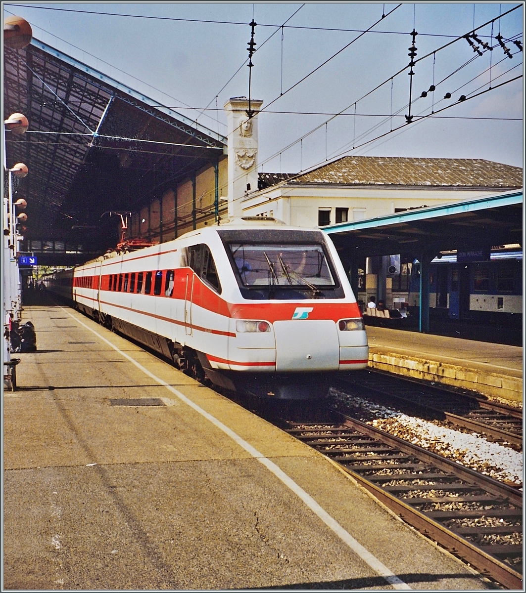 Vor vielen Jahren stand ich schon mal an derselben Stelle im Bahnhof von Lyon Perrache und konnte einen FS ETR 463 fotografieren: Dieser FS ETR 463 wartet in Lyon Perrache auf die Abfahrt nach Torino. Die Verbindung war wohl nicht sehr erfolgreich, denn die FS ETR 463 verkehrten nicht lange, doch seit dem Fahrplanwechsel 2021/22 hat die FS erneut den Verkehr nach Frankreich aufgenommen: mit ihren ETR 400 fährt die FS von Milano nach Paris und will in der Zukunft zusätzliche Verbindung zwischen Paris und Lyon anbieten. Noch kurz zur Baureihe ETR 463: Aus der Serie der FS ETR 460 wurden die ETR 463 21,27 und 28 für den Verkehr nach Frankreich entsprechend angepasst und als ETR 463 bezeichnet. Zudem zeigt sich der ETR 463 mit einem Einholmstromabnehmer, ein Detail, welches mir erst beim Aufhellen des Bildes aufgefallen ist.

Analogbild vom September 1998. 

 