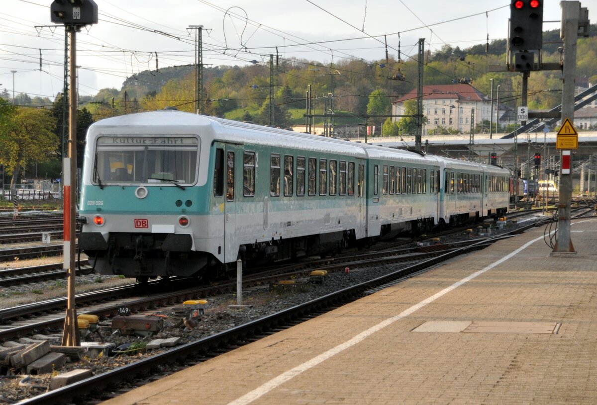 Vorbereitungen zur Abschiedsfahrt von 628 526 mit Namen  Anna  und 628 486 mit Namen  Maria  aus Ulm am 30.04.2022. Die beiden in dieser Farbgebung noch einzigen Fahrzeuge werden an einen anderen Standort verlegt.