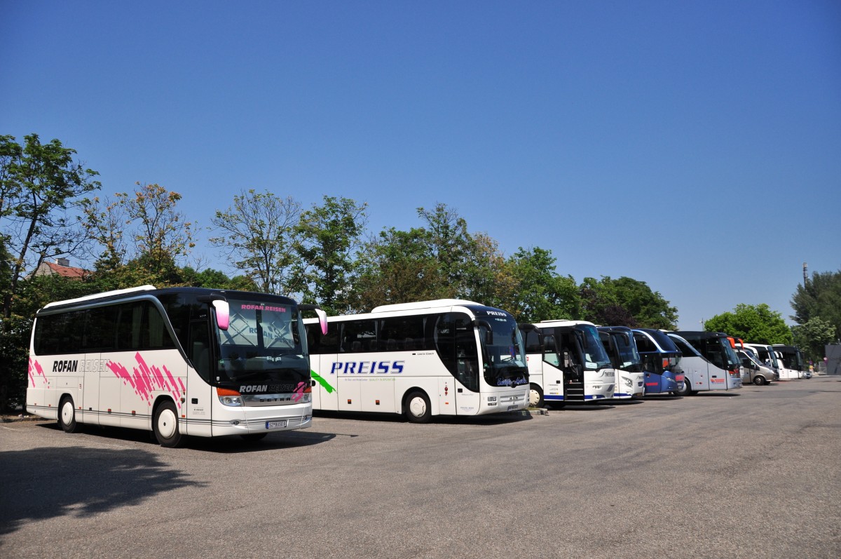 Vorne der Setra 411 HD von Rofan Reisen aus �sterreich im Juni 2015 in Krems unterwegs.