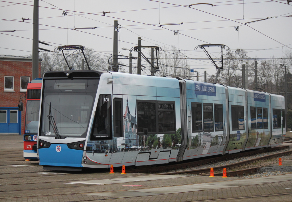 Vossloh 6N2(608)mit Rostocker Motive abgestellt auf dem Stra�enbahn-Gel�nde der RSAG.01.01.2014 