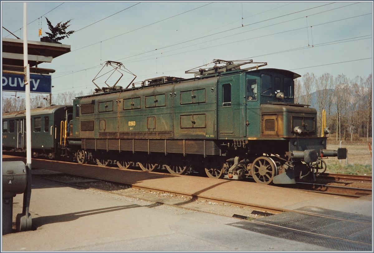 Vouvry vor einigen Jahren mit der SBB Ae 4/7 10960 mit ihrem  GmP  (ohne Güterlast) auf der Fahrt von Bouvert nach St-Maurice beim etwas längeren Halt in Vouvry. 


April 1993