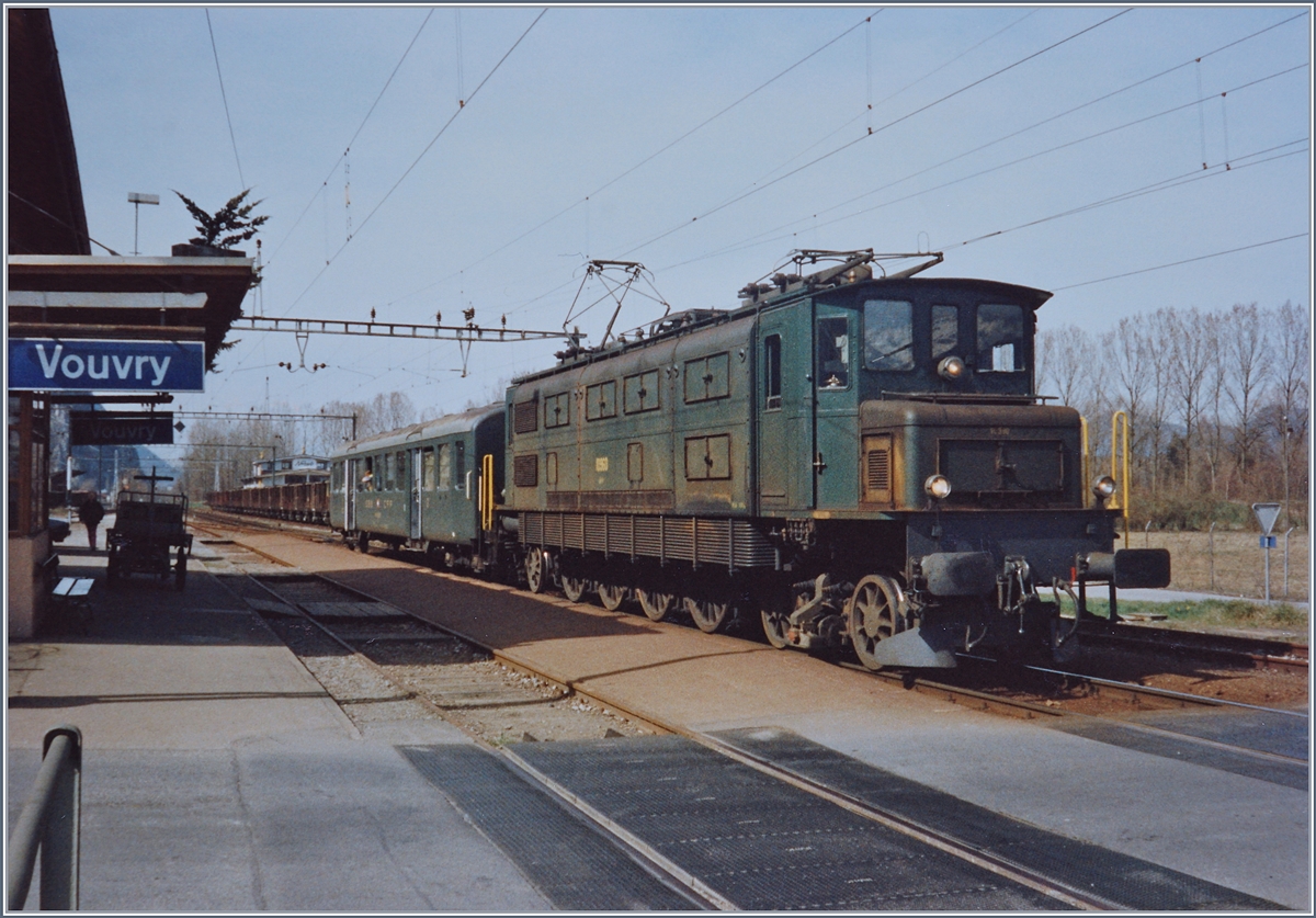 Vouvry vor einigen Jahren mit der SBB Ae 4/7 10960 mit ihrem  GmP  (ohne Güterlast) auf der Fahrt von Bouvert nach St-Maurice beim etwas längeren Halt in Vouvry. 


April 1993