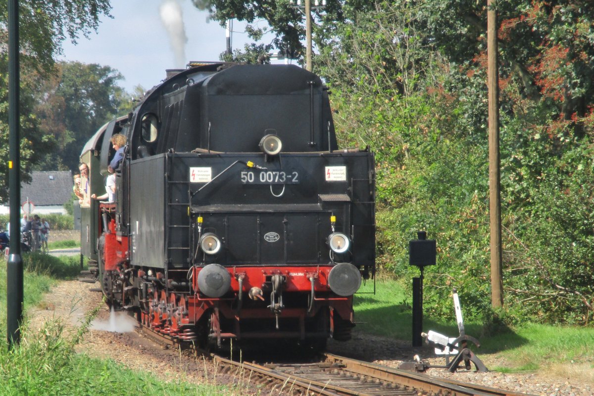 VSM 50 0073 zieht ein Dampfpendelzug aus Apeldoorn am 1 September 2018 in Beekbergen ein. 