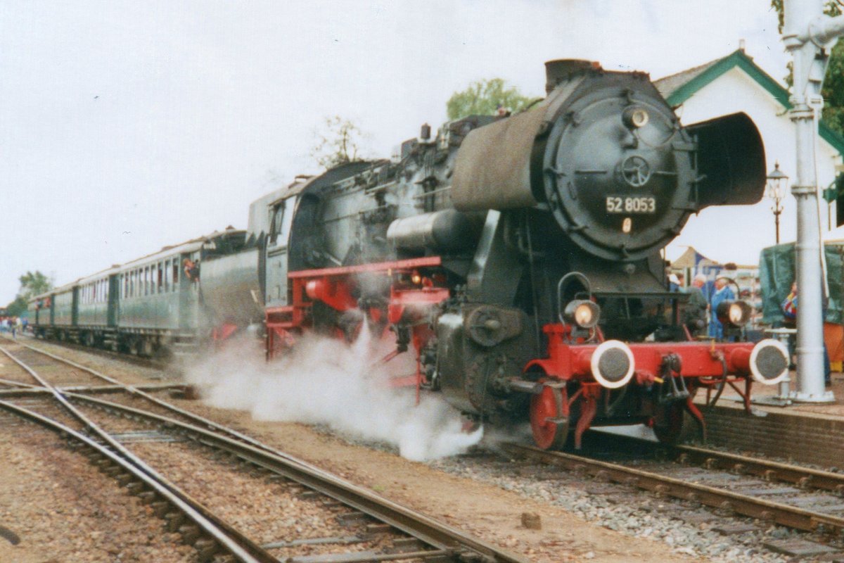 VSM 52 8053 steht mit ein Schwesterlok und Dampfzug am 2 September 2001 in Beekbergen. 