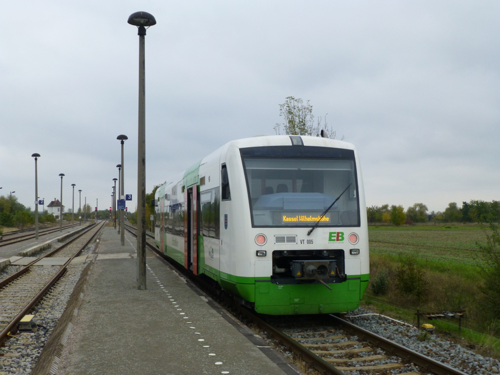 VT 005 der EB wartet am 16.10 in K�hnhausen auf den Gegenzug nach Erfurt.