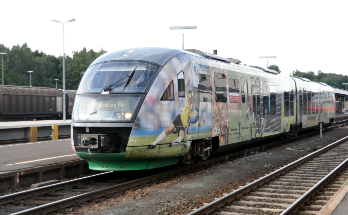 VT 04 (BR 462 Desiro) der Vogtlandbahn im Fußball WM Design in Marktredwitz am 07.09.2011.