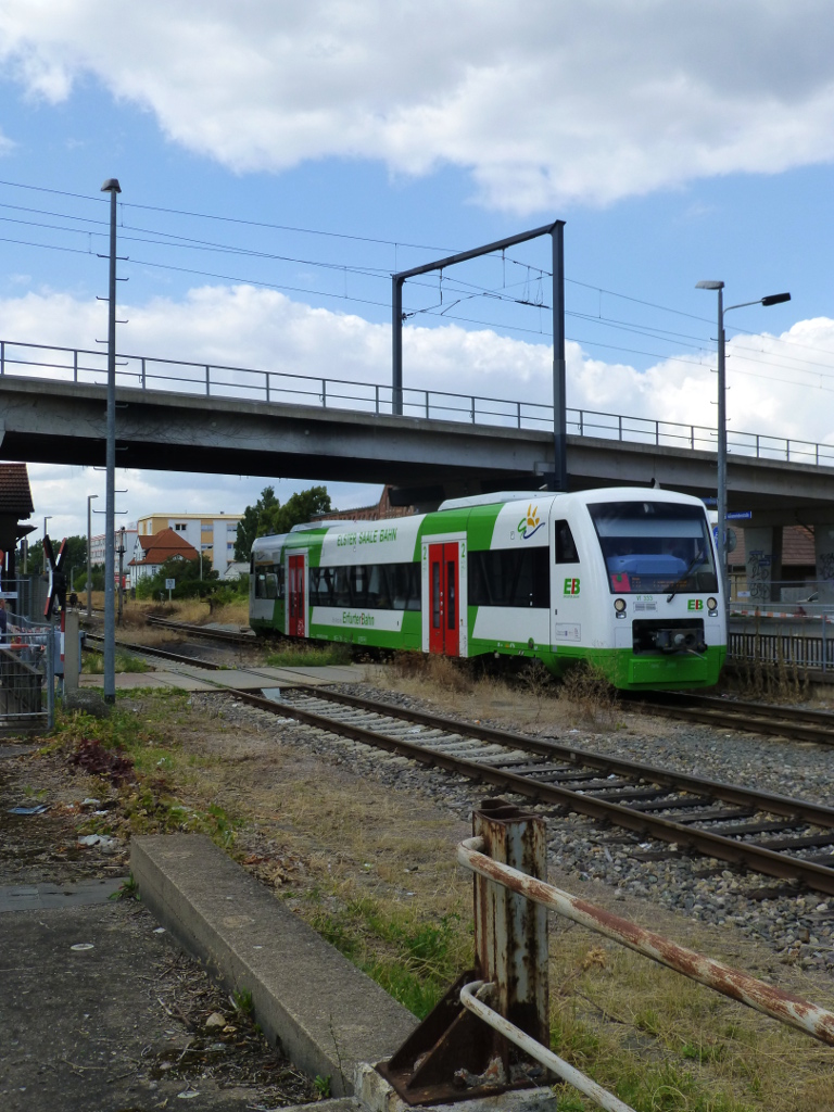 VT 333 der Erfurter Bahn unterquert am 20.8.2013 die Stra�enbahn am Erfurter Nordbahnhof.