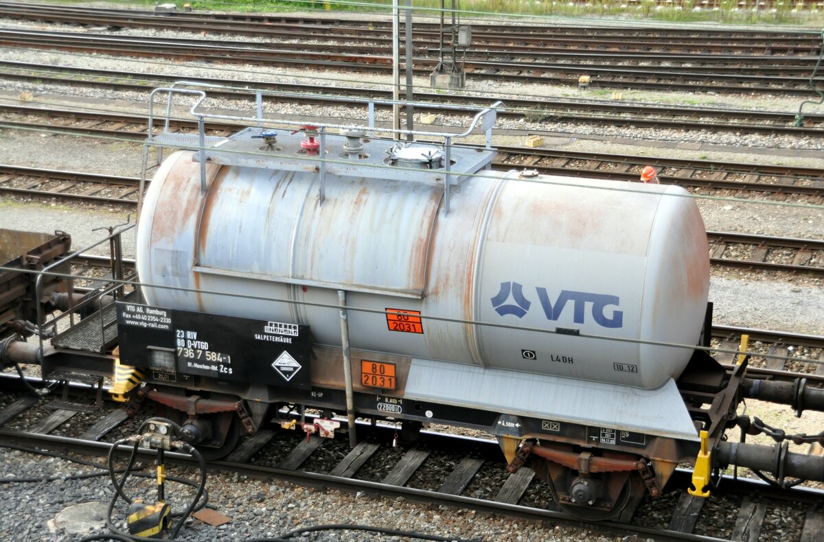 VTG Kesselwagen 23 RIV 80 D-VTGO 736 7 584-1 Zcs mit Gefahrgut 80 / 2031 Salpeters�ure in Ulm am 17.09.2010.