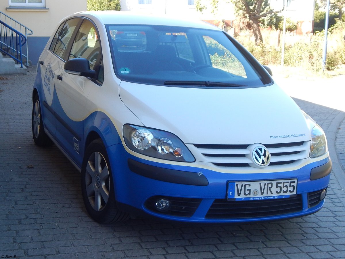 VW Golf von der Usedomer Bäderbahn in Bansin.