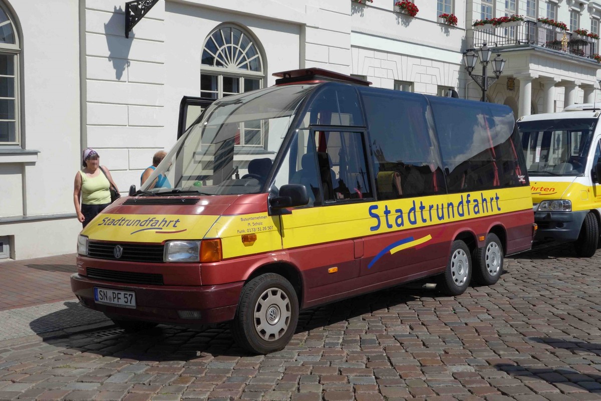 VW T4 als Sonderaufbau, hier als Dreiachser, fr Stadtrundfahrten - gesehen in Wismar im August 2014