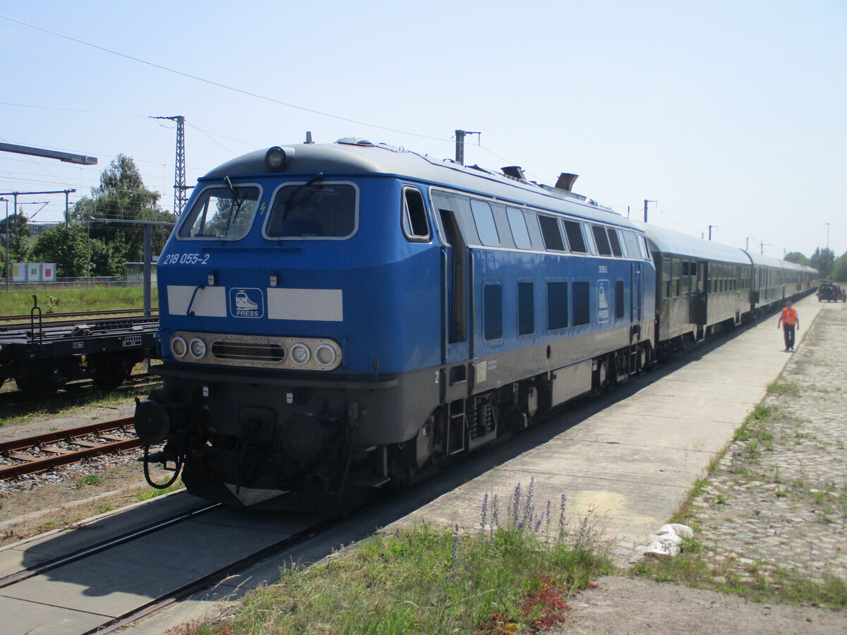 Während die 01 0509 in Putbus blieb brachte die PRESS 218 055 den Leerpark von Putbus nach Bergen/Rügen,am 14.Juni 2025,zur Reinigung.