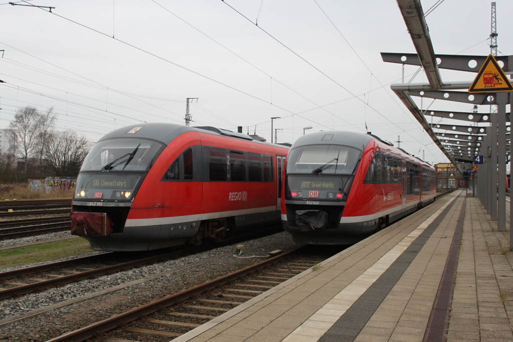 w�hrend 642 186 im Rostocker Hbf noch warten musste ging es f�r 642 049-0 als RB12 nach Graal-M�ritz der Tf hatte wohl was gegen Fotografen so das er mir Schlusslicht reingemacht hat.27.12.2015