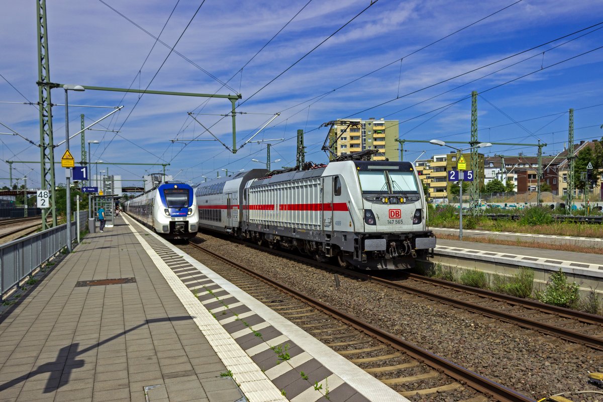 W�hrend 9442 364 auf dem Weg nach Krefeld einen Zwischenhalt in Opladen einlegt, wird der von 147 565 geschobene InterCity erst einige Kilometer weiter, in Solingen das n�chste mal anhalten.