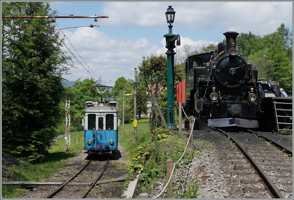 Während die BFD HG 3/4 N° 3 versorgt wird, erreicht ein ex Lausanne-Tram Chaulin.
15. Mai 2016