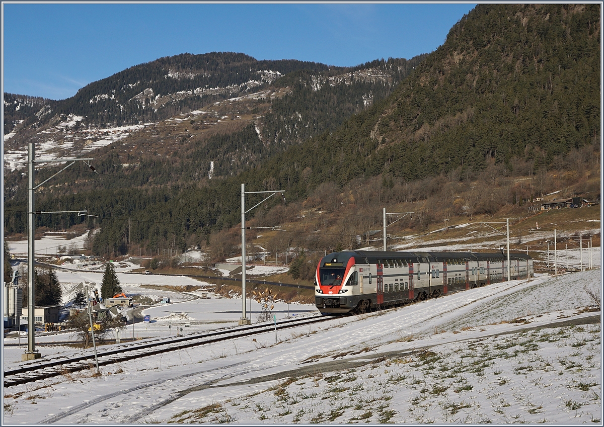 Während in Deutschland die KISS bald als IC verkehren werden, sind die für den S-Bahn- und Regionalverkehr konzipierten Züge in der Schweiz bereits als IR unterwegs und in diesem Fall Ziel meiner Reise ins Tal de Bagnes: der SBB RABe 511 110 erreicht als IR 1745  Verbier Express  in Kürze sein Ziel Le Châble.

Der IR 1745 verkehrt für den Wintersportverkehr in der Regel Samstags und Sonntags ab Genève mit dem IR 1711 und wird in Martigny geflügelt; auf der Rückfahrt verkehrt der Zug als RE 18496 (ohne Halt zwischen Martigny und Vevey) und wird in Vevey mit dem RE 18460 vereinigt. 

9. Februar 2020