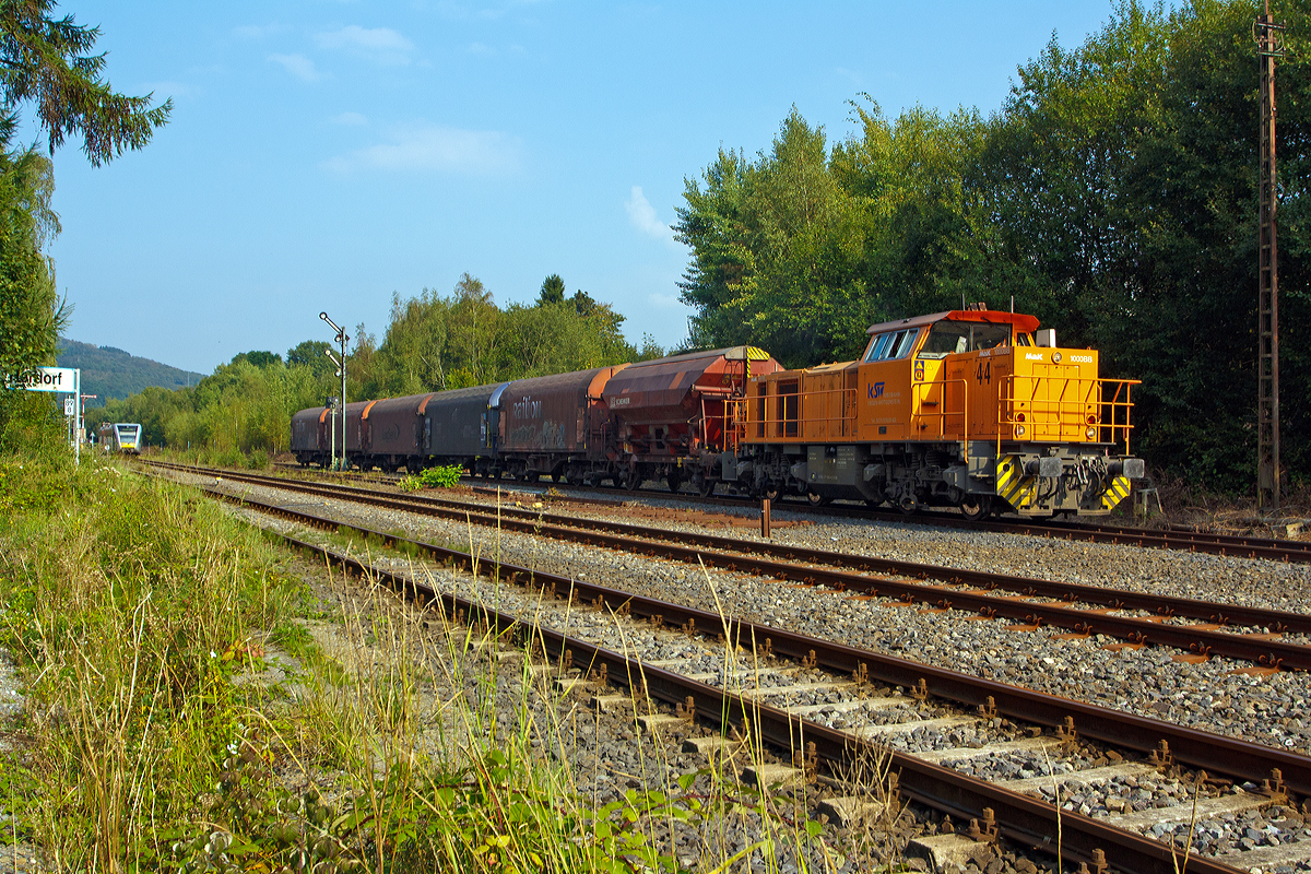 Whrend ein Stadler GTW 2/6 der Hellertalbahn aus Betzdorf kommend den am 08.09.2014 den Bahnhof Herdorf erreicht hat, macht sich die Lok 44 (92 80 1271 004-4 D-KSW) eine  MaK G 1000 BB der Kreisbahn Siegen-Wittgenstein (KSW) nun mit ihrem bergabe-Gterzug auf die Reise nach Betzdorf/Sieg. In Betzdorf setzt die Lok um und hngt ggf. weitere Wagen an, dann fhrt sie ber Siegen nach Kreuztal.