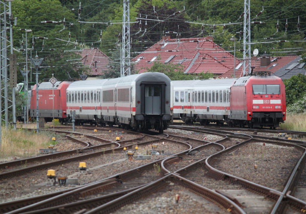 W�hrend f�r 101 009 den IC-Leerpark von Rostock Hbf nach Warnem�nde ging hatte 650 114-8 mit 101 020 und 3 IC Wagen leichtes Spiel.12.06.2016