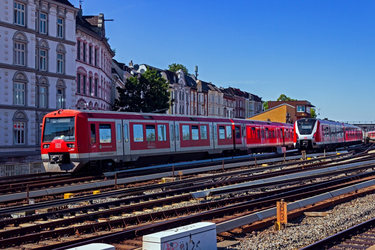 W�hrend in der Gegenrichtung ein 490 ausf�hrt, erreicht eine S3 nach Buxtehude, gebildet aus 474 134, 474 139 und 474 057 in K�rze Hamburg-Altona. Der dritte Zug verf�gt nicht �ber einen Stromabnehmer und verkehrt nur bis Harburg oder Neugraben.