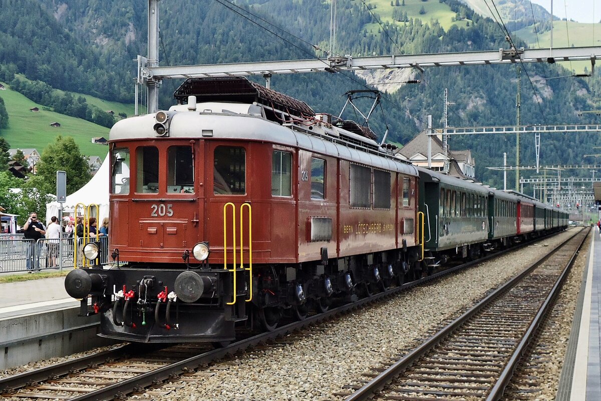Während das Jahrhundertjubiläum der BLS steht BLS 205 mit ein Pendelzug nach Kandersteg abfahrtbereit in Frutigen.