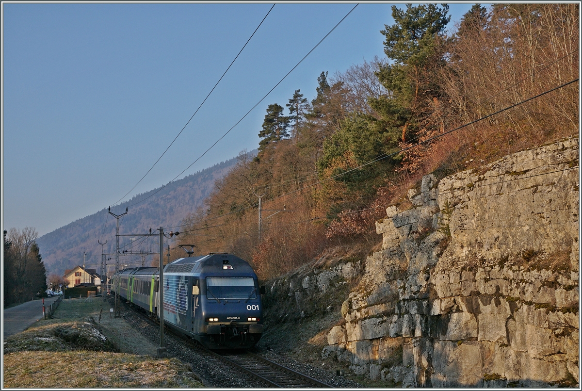 Whrend man in den Alpen und im Schwarzwald bei ntiger Streckenverlngerungen zur berwindung von Steigungen Kehrtunnel baute, grif man im Jura hin und wieder auf die gnstiger Variante von Spitzkehren zurck. Hier als Beispiel der Bahnhof Chambrelien an der Strecke Neuchatel - La Chaux de Fonds. Die BLS Re 465 001-6 verlsst mit ihrem RE La Chaux de Fonds - Bern in Chambrelien Richtung Neuchtel.
18. Mrz 2016