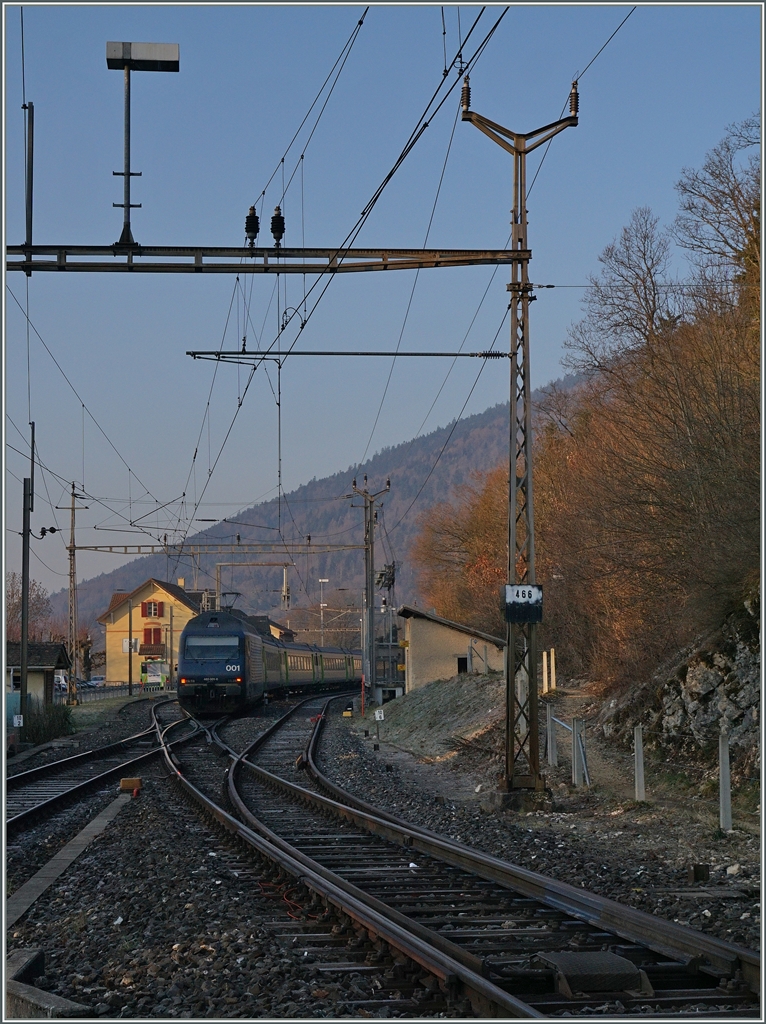 Whrend man in den Alpen und im Schwarzwald bei ntiger Streckenverlngerungen zur berwindung von Steigungen Kehrtunnel baute, grif man im Jura hin und wieder auf die gnstiger Variante von Spitzkehren zurck. Hier als Beispiel der Bahnhof Chambrelien an der Strecke Neuchatel - La Chaux de Fonds. Die BLS Re 465 001-6 ist mit ihrem RE La Chaux de Fonds - Bern in Chambrelien eingtroffen.
18. Mrz 2016