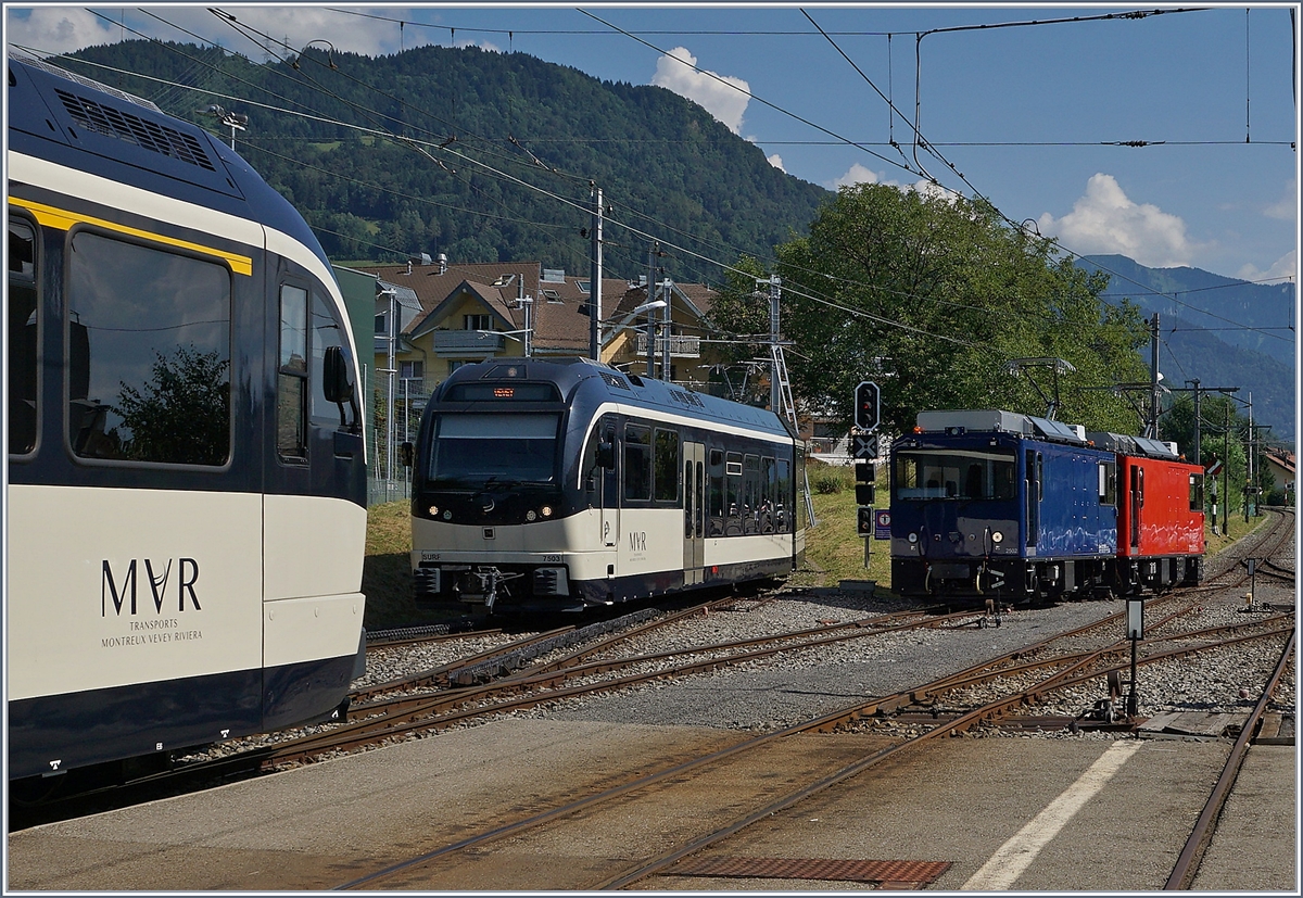 Während sich die mittlerweile dominierenden MVR SURF ABeh 2/6 in Blonay kreuzen, warten die  beiden  Klötzchen , der MOB Gem 2/2 2502 und der MVR HGem 2/2 2501 auf weitere Test zu ihrer Inbetriebnahme.
17. August 2016 