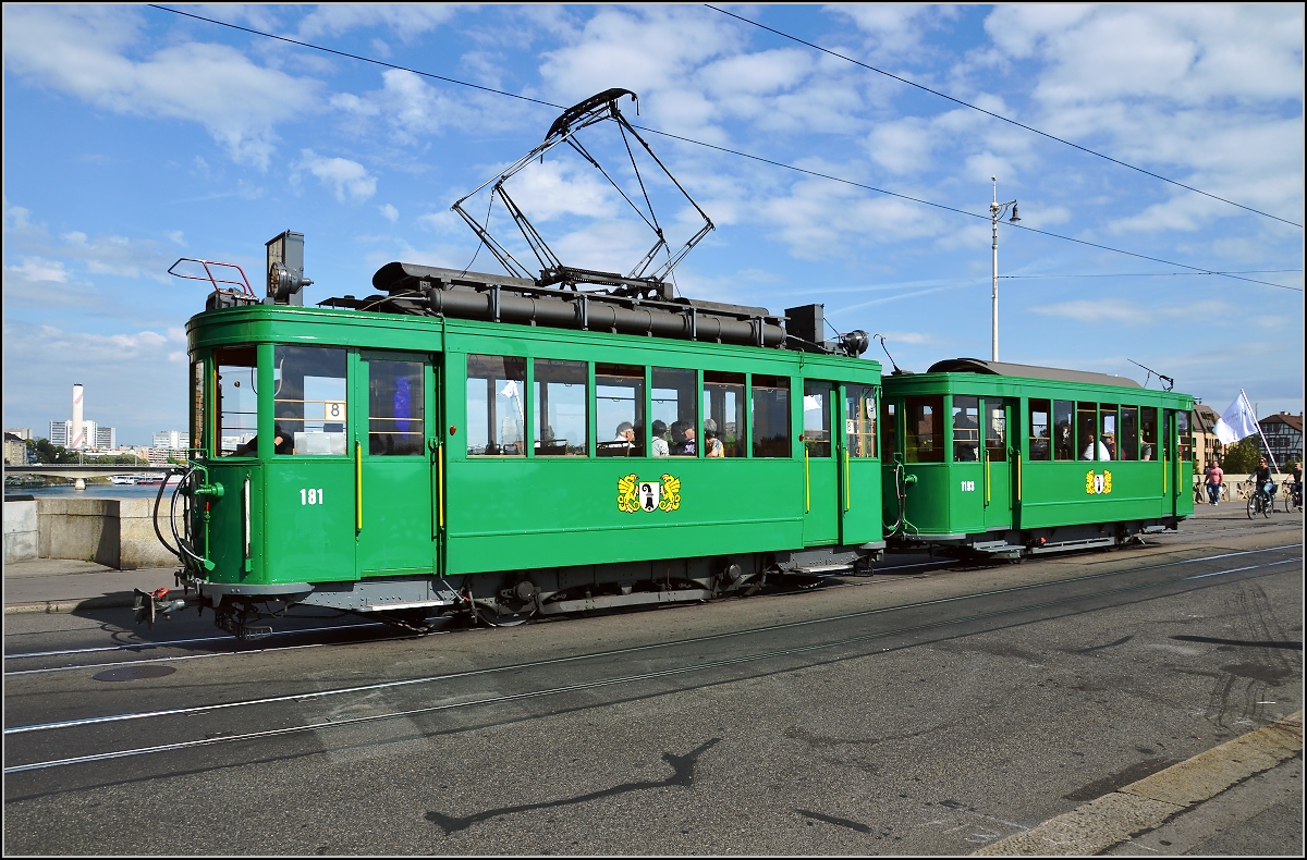 Wagen 181 fährt von der mittleren Rheinbrücke in Basel Richtung Innenstadt. September 2015.