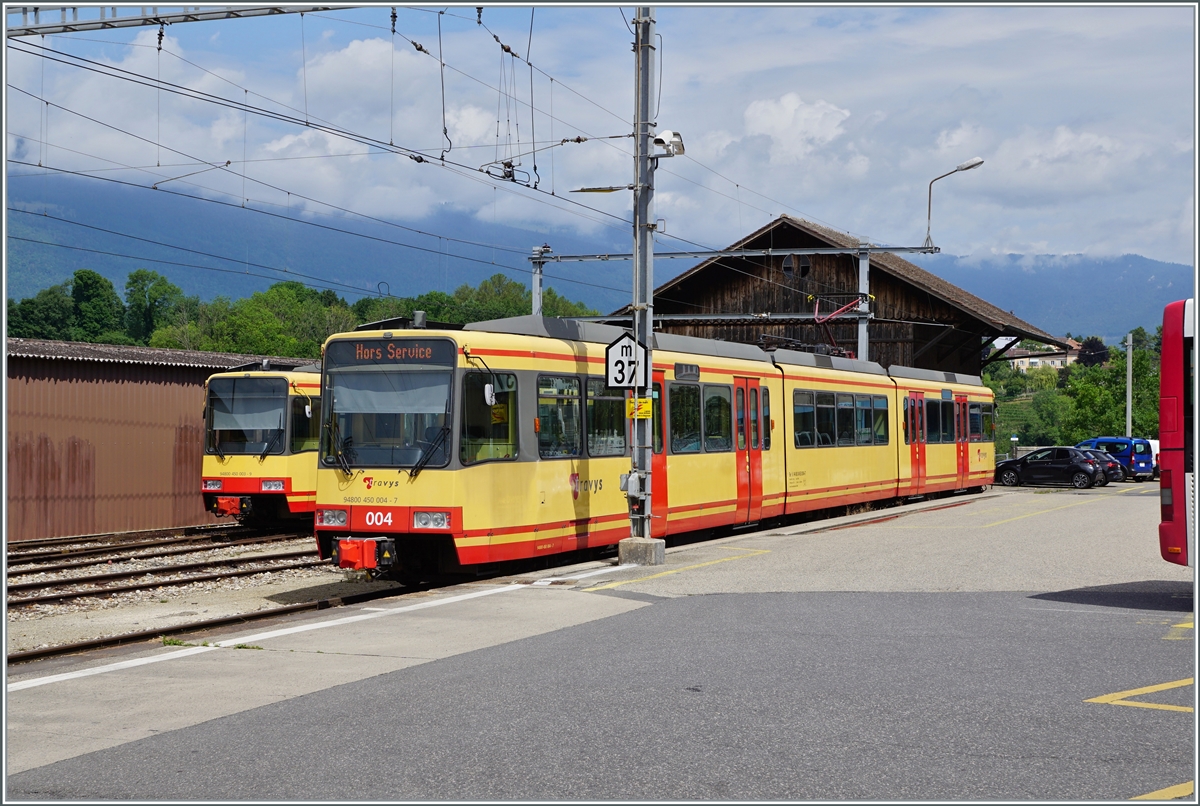  Wann fährt der nächste Zug?  Diese Frage konnte am Bahnhof von Orbe lange Zeit nicht beantwortet werden, doch nun steht der OC / TRAVYS Be 4/8 004 (94 80 0450 004-7) aufgebügelt in Orbe und wird vorbereitet um als Regionalzug 26945 um 12:47 nach Chavornay zu fahren. Somit ist er nach langen Monaten der erste planmässige Reisezug überhaupt! Die auch Deutschland bekannte Orbe-Chavonray Bahn - Stichwort BDe 4/4 N° 13 der Buckower Kleinbahn - konnte für den defekten Stadler Be 2/2 14 bei der AVG die beiden GT8-100C/26 819 und 820 erwerben, die nun auf der OC als Be 4/8 zum Einsatz kommen. 

4. Juli 2022