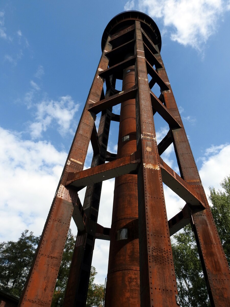 Wasserturm im Naturpark S�dgel�nde Berlin, ehemals Verschiebebahnhof Tempelhof, am 05.09.2018. Von diesem Wasserturm hatte Alfred B. Gottwaldt das Gebiet um den Verschiebebahnhof Tempelhof fotografiert und im Buch Eisenbahn-Brennpunkt Berlin ver�ffentlicht. Einige Bereiche kann man gut wieder erkennen.