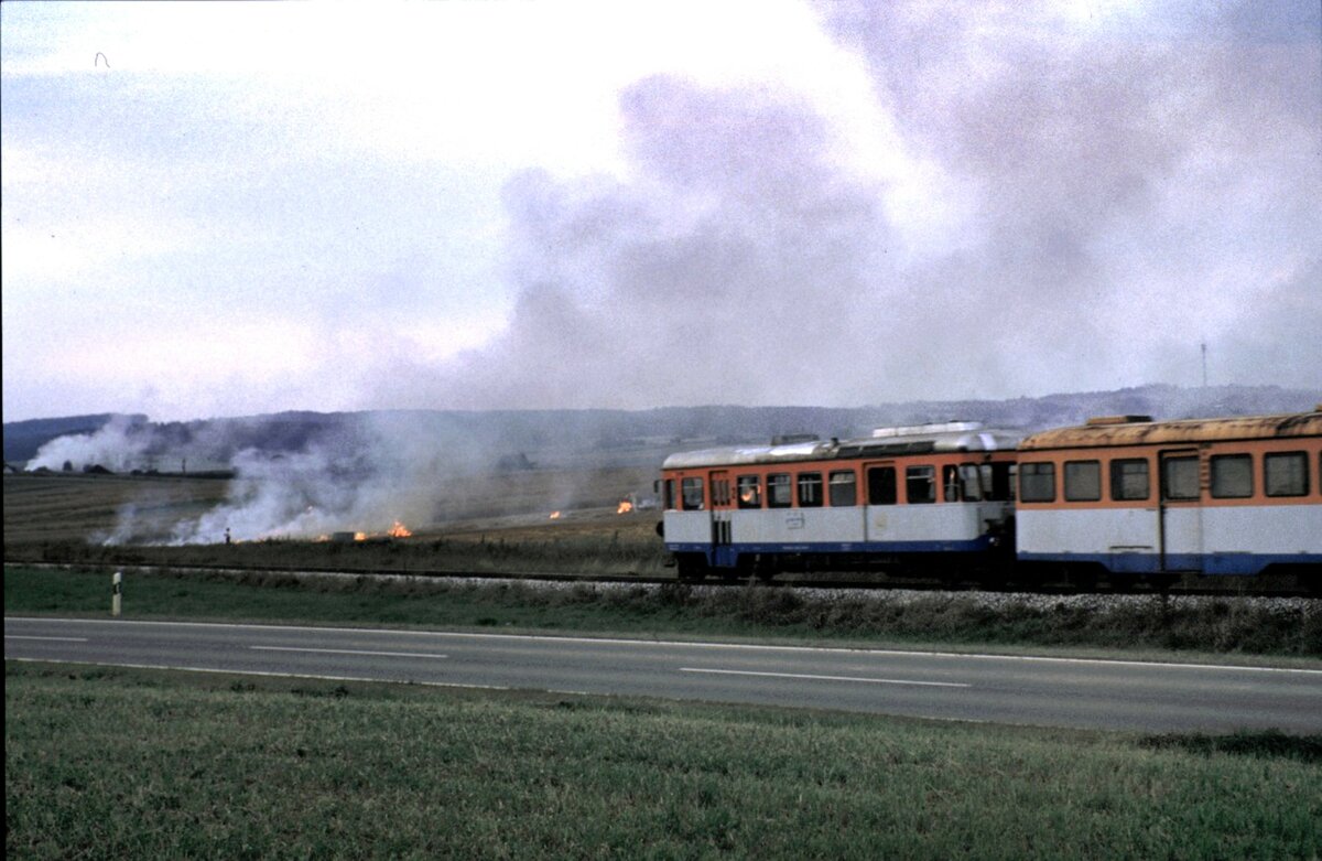 WEG T 30 oder T 31 mit zwei Anh�ngern bei Nellingen am 07.10.1984. Es wurden an diesem Tag Strohfelder abgebrannt.