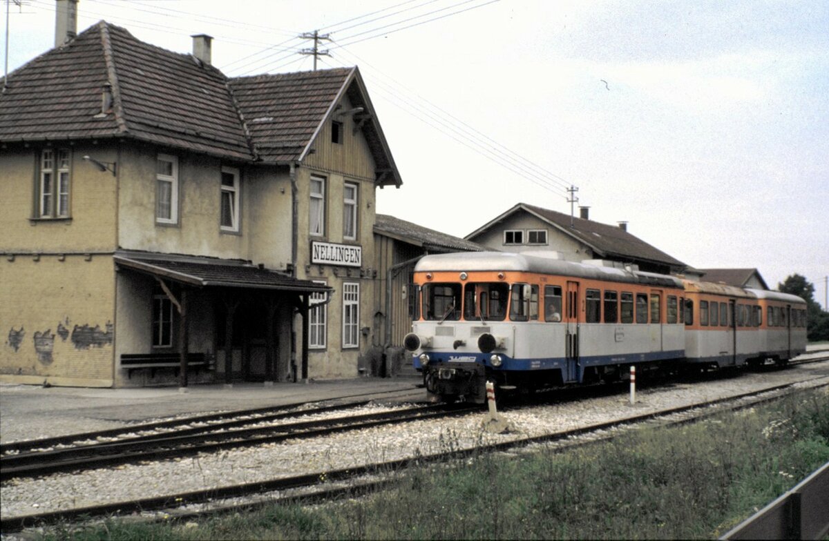 WEG T 30 oder T 31 mit 2 Anh�ngern in Nellingen am 07.10.1984. Der Bahnhof Nellingen ist leerstehend in einem schlechten Zustand noch vorhanden.