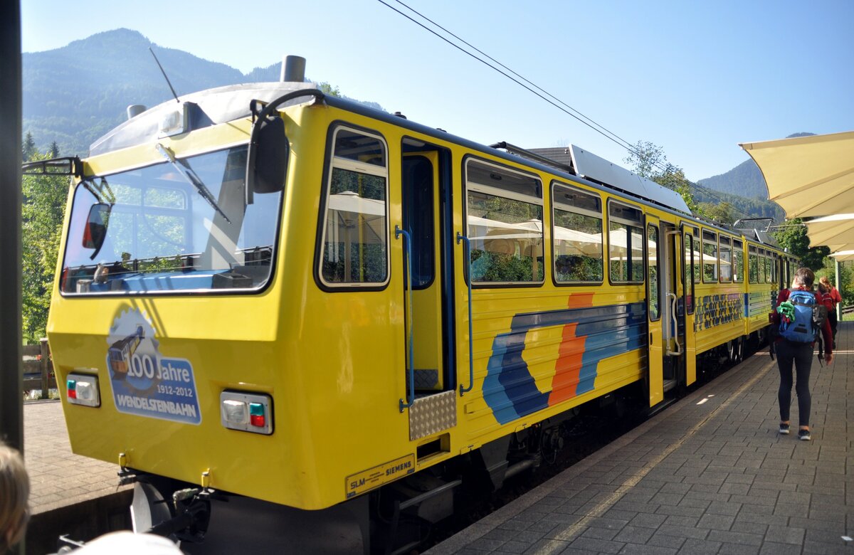 Wendelsteinbahn Beh 4/8 Nr.12  Otto von Steinbeis  Baujahr 1990 in der Talstation Brannenburg am 11.08.2022.