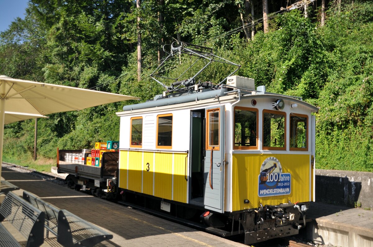 Wendelsteinbahn Lok 3 Baujahr 1912 zur�ck von der Almversorgung in der Talstation Brannenburg an 14.08.2022.