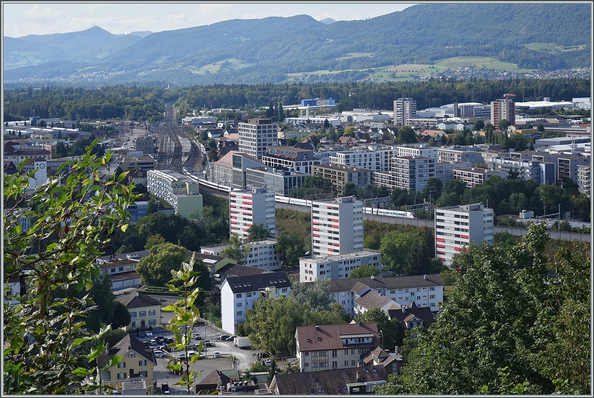 Wer von Bern nach Zürich fährt und fleissig in den Laptop tippt, hat sie vielleicht trotzdem schon mal einen Augenblick übrig gehabt, die Burg von Lenzburg zu beachten zu deren Füssen eine überraschend schöne kleine Altstadt sich gruppiert, Von dort sind wir hinaufgestiegen zur Burg von Lenzburg und ich fotografierte in die Weite, mit zwei ICN auf dem Weg nach Zürich als Motiv, aber auch den Bahnhof und die Bahnanlage von Lenzburg im Fokus. 

11. September 2021