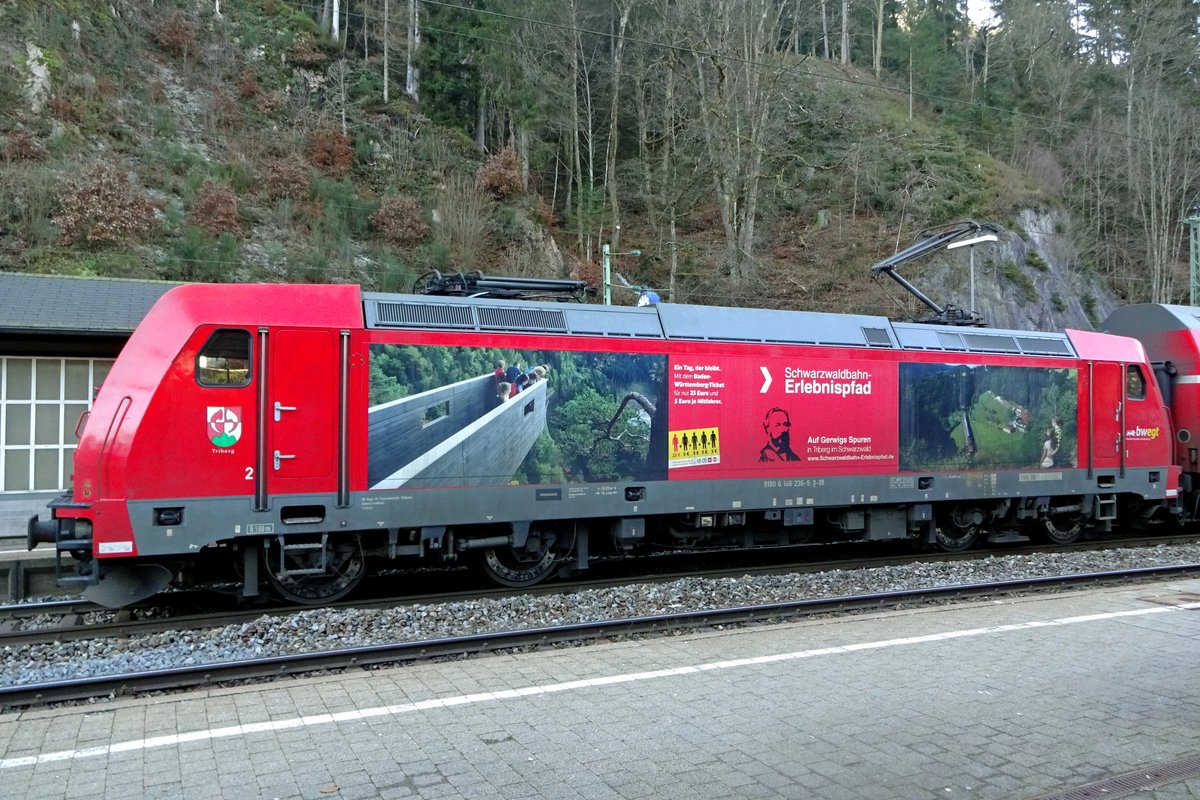 Werbe-TRAXX 146 236 war am 30 Dezember 2020 in Triberg.