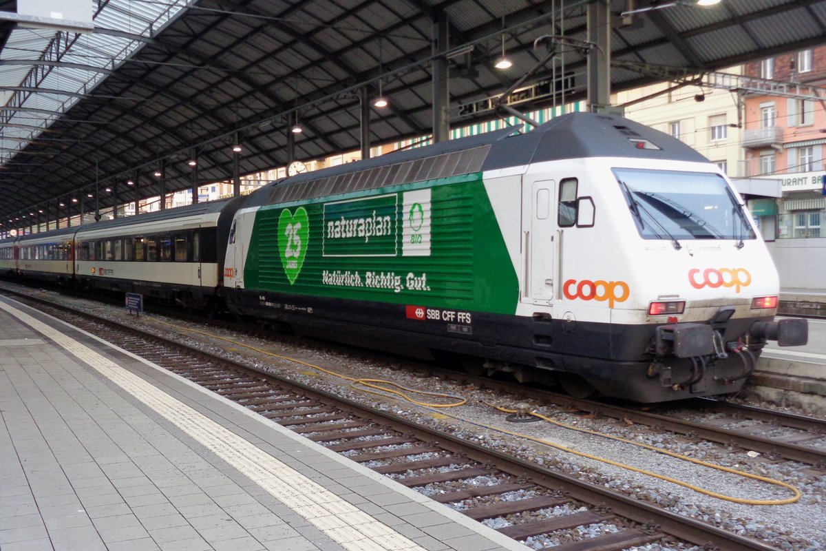 Werbeloki 460 001 schiebt einer IC aus Olten am 30 Dezember 2018. 