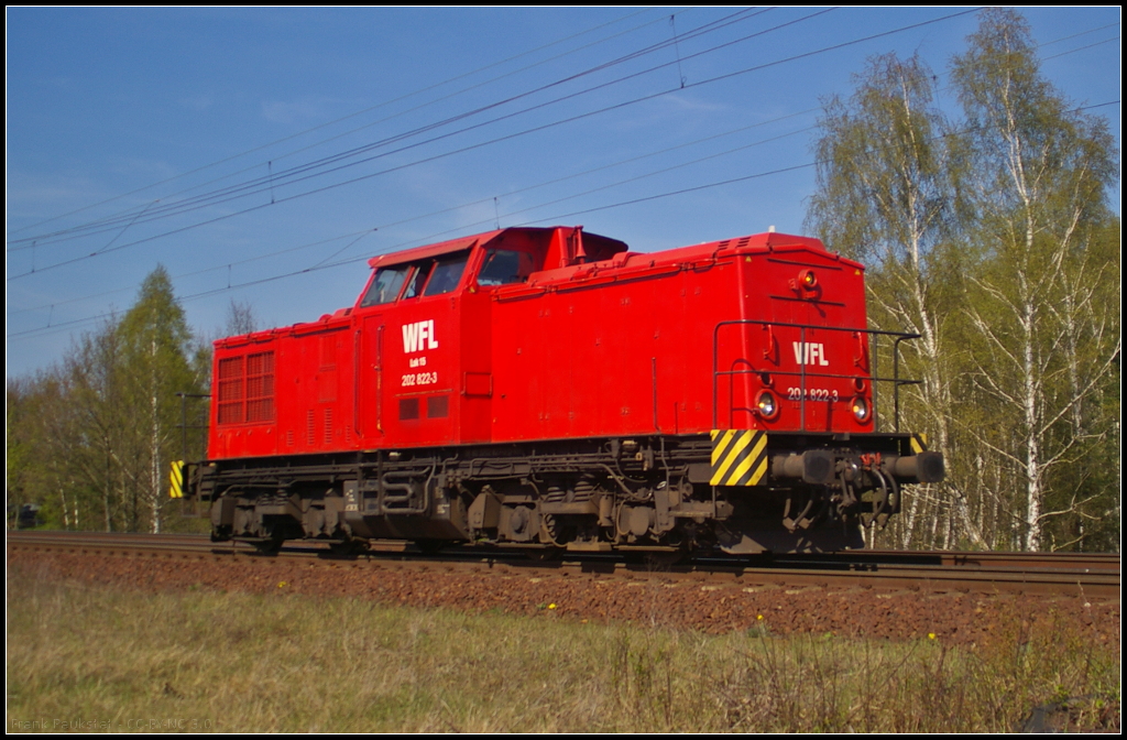 WFL 15 / 202 822 solo durch Berlin Wuhlheide, 23.04.2015
<br><br>
Gebaut im Jahr 1975 bei LEW wurde die Lok als 110 822-4 an die DR ausgeliefert. 1984 erfolgte im Bw Stendal der Umbau zur 112 822-2. Bei der DB AG wurde sie 1992 in 202 822-3 umgezeichnet. 2002 erfolgte in Stendal die Ausmusterung. Seit dem war sie bei verschiedenen privaten EVU im Einsatz, so bei SFZ, MWB (V 1204), RAR (V 1200.01), HGB. Im Jahr 2005 erfolgte ein weiterer Umbau in V 1405.01 (2. Besetzung). Danach war sie bei SLG, WFL (Potsdam 15) und CLR im Einsatz. Seit 2013 ist sie wieder bei Wedler Franz Logistik GmbH & Co. KG als Potsdam 15 im Einsatz (NVR-Nummer 98 80 3202 822-3 D-WFL)