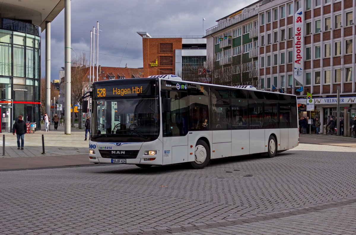 Wie bei vielen anderen stdtischen Verkehrsunternehmen sind auch von der HST Verkehrsleistungen an Subunternehmer weitergegeben. Wagen 414 der Firma Busreisen Fries ist hier in der Hagener Innenstadt auf der Linie 528 zum Hauptbahnhof unterwegs.