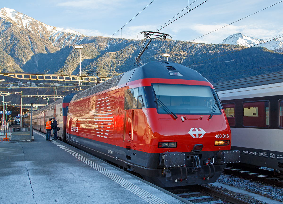 Wie frisch aus dem Werk....
Die SBB Re 460 016  Rohrdorferberg Reusstal  (91 85 4460 016-9 CH-SBB) als Schublok von dem im Sandwich gefahrenem IC 816 (Romanshorn - Zürich HB - Bern - Thun - Spiez – Brig) am 27.12.2015 im Bahnhof Brig. 

Die Lok wurde 1992 von SLM (Schweizerische Lokomotiv- und Maschinenfabrik) in Winterthur unter der Fabriknummer 5477 gebaut und an die SBB geliefert, der elektrische Teil ist von ABB. Im Dezember 2015 erfolgte eine vollständige Modernisierung im SBB Industriewerk Yverdon-les-Bains (früher SBB Hauptwerkstätte).
