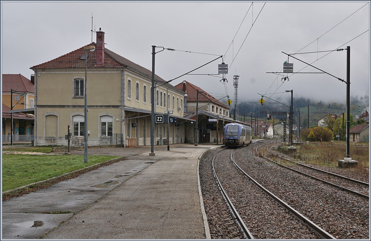 Wie Für einen Grenzbahnhof üblich wurde Pontarlier mit der entsprechenden Infrastrukur erreichet, nun aber sind Gebäude und Gleisanlagen im Verhältnis zum sehr bescheidenen Verkehr viel zu gross.

29. Okt. 2019