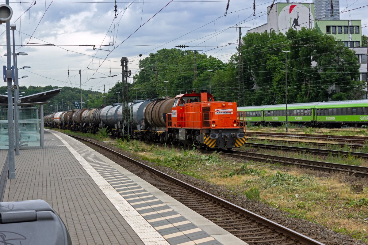 Wie der Name vermuten l�sst, ist die Firma chemion in der Gefahrgut-Logistik zwischen den zahlreichen Chemiefabriken im Rheinland t�tig. Mit einer Reihe Kesselwagen ist die Diesellok 1275 003 in K�ln-West unterwegs.