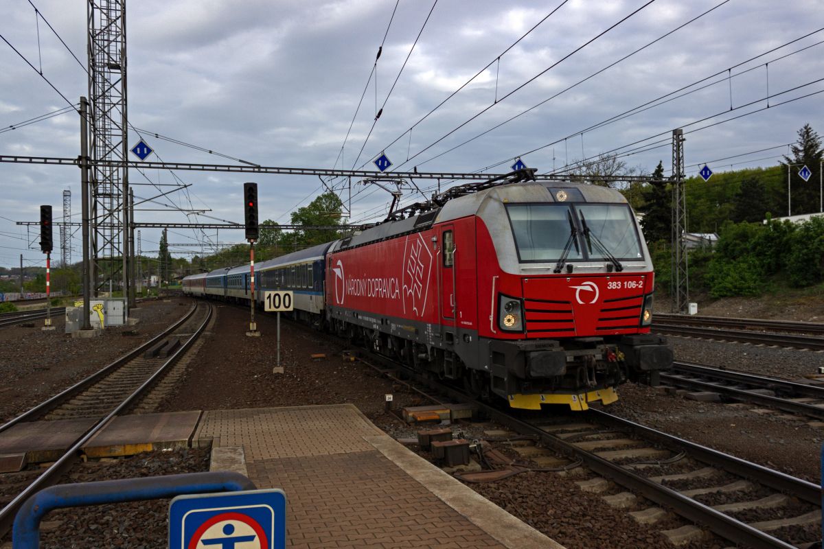 Wie in Tschechien beschafft auch die slowakische Staatsbahn ŽSSK Vectron-Lokomotiven f�r den internationalen Schnellzugdienst. 383 106 erreicht am 23.04.24 mit EC 124 aus Puchov Praha-Libeň und hat damit den gr��ten Teil der Reise hinter sich.